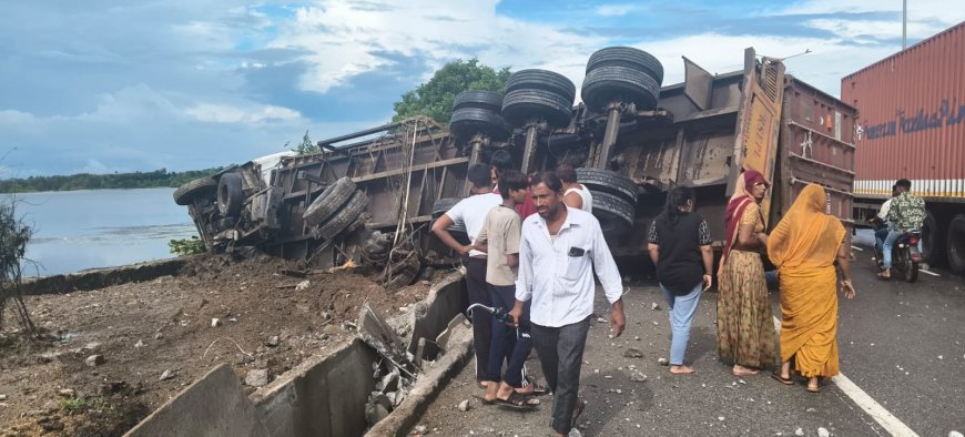 गुरलां बस स्टैंड पर ट्रेलर पलटा जनहानि नहीं हुई