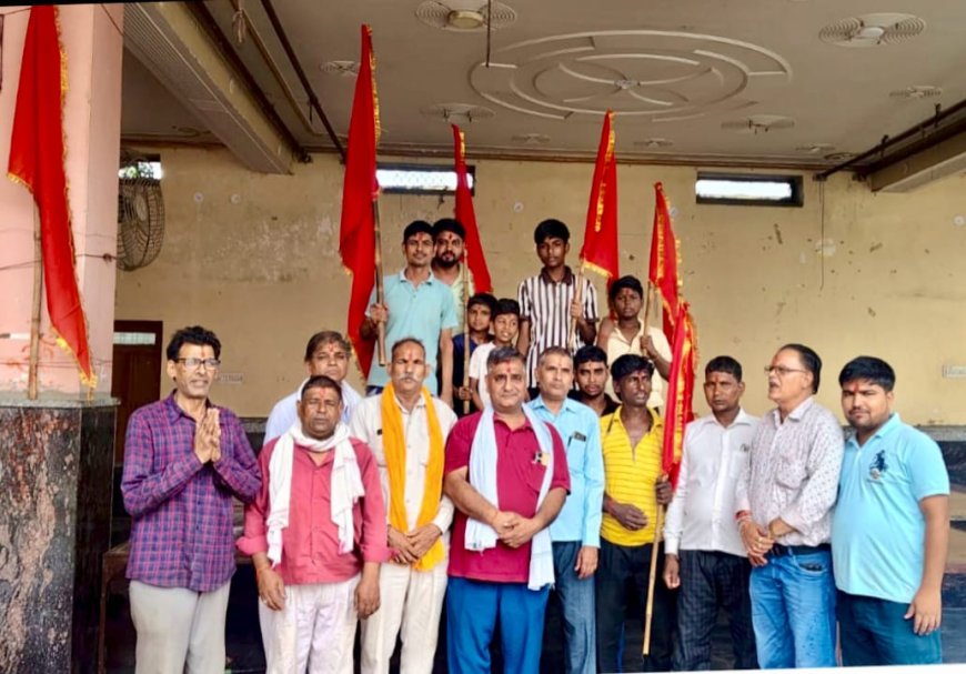 श्रीरामकला मंच के सदस्यों व पात्रों ने किया  हनुमान जी की ध्वजा व बल्ली पूजन