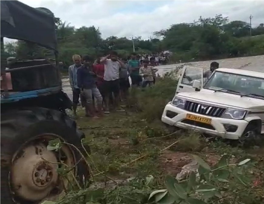 गुरला में बारिश के बाद उफनते नालों में बही बोलेरो कार में तीन लोगो की  ग्रामीणों ने बचाई  जान
