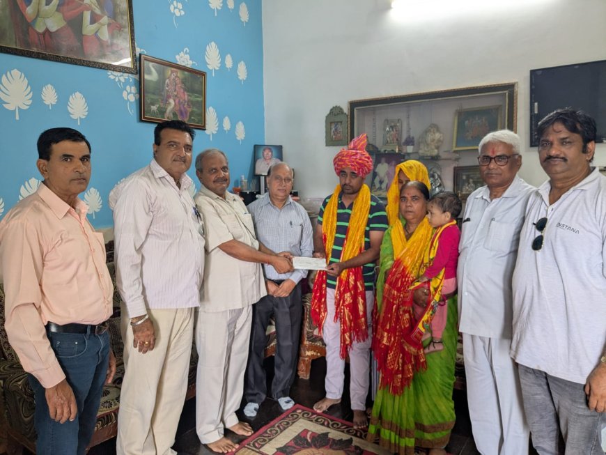 ब्राह्मण समाज को 1 कमरा निर्माण हेतु  250000 रुपये का दिया दान