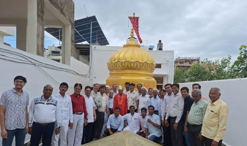 श्री चन्दाप्रभु दिगंबर जैन मंदिर के शिखर पर चढ़ाई ध्वजा – समाजजन बने  मंगलाचरणीय आयोजन के साक्षी