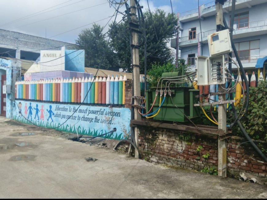 सड़क के बीच व बाजारों में खुले ट्रांसफार्मर दे रहे हादसों को न्यौता