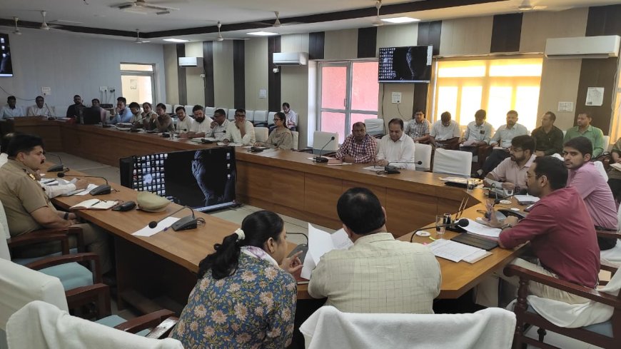 जिला कलक्टर की अध्यक्षता में साप्ताहिक समीक्षा बैठक सम्पन्न: राजस्थान सम्पर्क पोर्टल पर दर्ज प्रकरणों का समयावधि मे निस्तारण को प्राथमिकता