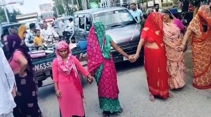 कठूमर में पीने के पानी से परेशान महिलाओं ने चक्का जाम कर किया प्रदर्शन:वाहनों की रोड पर लगी लंबी कतार, कस्बेवासी रूपयो से पानी खरीदने को मजबूर