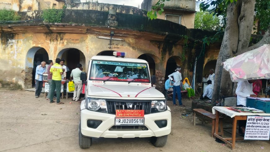 तहसीलदार ने दिए कार्मिकों को अस्थाई तहसील भवन में बैठने के आदेश