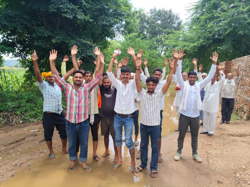 बार बार अवगत कराने के बाबजूद भी समस्या का नहीं निराकरण,  स्वीकृत सड़क का निर्माण नहीं होने पर ग्रामीणों ने दिया ज्ञापन
