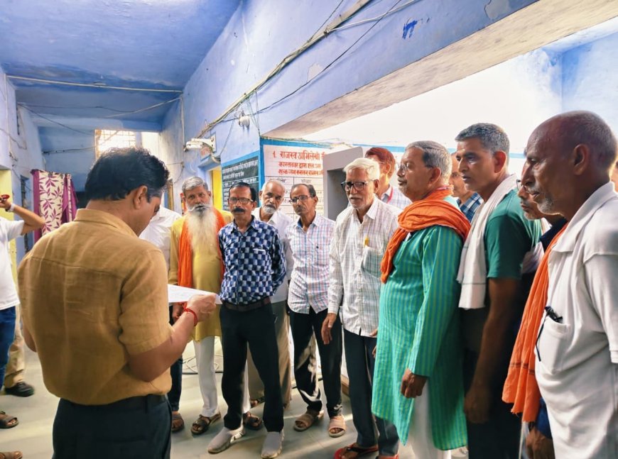 तहसील को विद्यालय परिसर में शिफ्ट करने के विरोध में ग्रामीणों ने उपखंड अधिकारी को सौंपा ज्ञापन