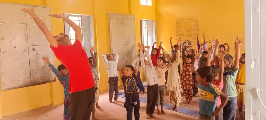 आयुष्मान आरोग्य मंदिर (उपस्वास्थ्य केन्द्र)  दिवली में योग प्रशिक्षक ने कराया योग