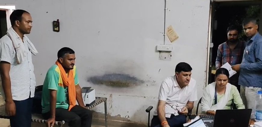 विधुत वितरण निगम के कनिष्ठ अभियंता का दलाल सत्रह हजार रुपए की रिश्वत लेते पकड़ा कनिष्ठ अभियंता हुआ फरार