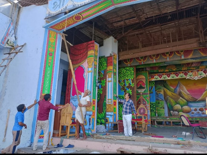 राजर्षि अभयसमाज के विशाल रंगमंच पर होने वाली रामलीला की तैयारी में कार्यरत कारीगर