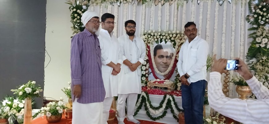 रामगढ़ में राष्ट्रीय नेता व पूर्व विधायक जुबेर खान की पुण्यतिथि पर श्रद्धांजलि देने पहुंचे पूर्व केंद्रीय मंत्री