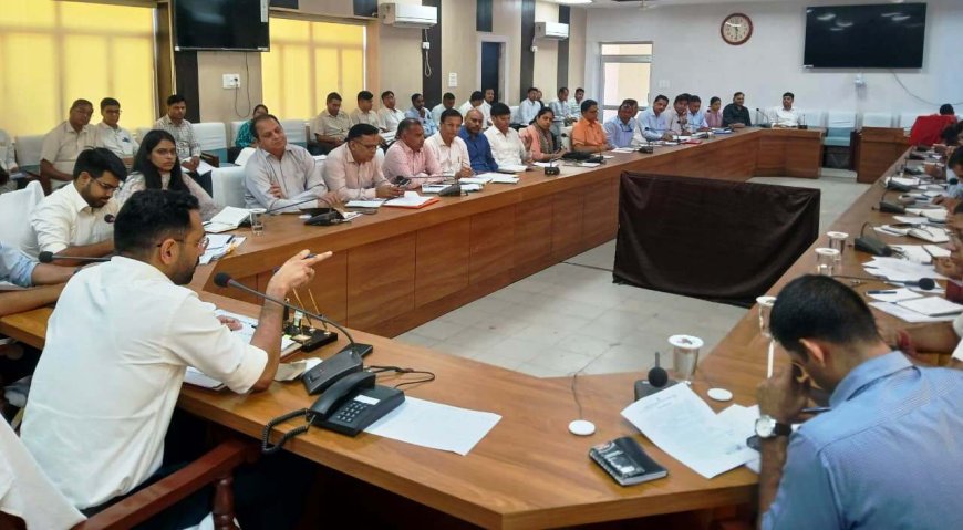 जिला कलक्टर की अध्यक्षता में साप्ताहिक समीक्षा बैठक आयोजित, सभी विभाग विकास कार्यों को समय पर पूरा करायें - जिला कलक्टर