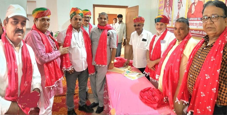 लगातार दूसरी बार अध्यक्ष बने एडवोकेट अनिल,  62 वीं बार रक्तदान करने वाले रक्तवीर सुरेश का किया सम्मान