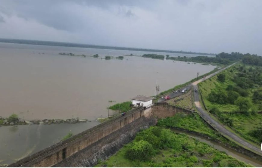 मेजा बांध छलकने को ढाई कदम दूर, जलस्तर 28.40 फीट पहुंचा, कोठारी का पानी बन्द, मेजा फीडर नहर ने आस तोड़ी,उमस ने किया परेशान