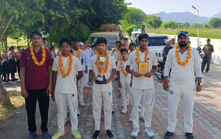 उदयपुरवाटी के तीन खिलाड़ी खेलेंगे स्टेट लेवल पर:क्रिकेट प्रतियोगिता में परचम फहराने वाले विद्यार्थियों का कस्बे में निकाला विजय जुलूस