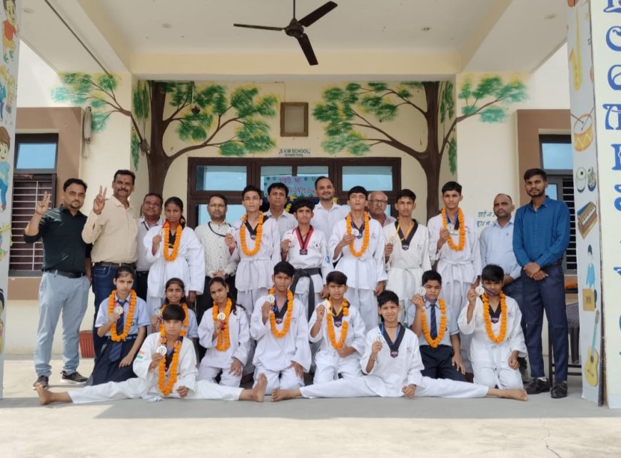 सरस्वती विधा मंदिर माध्यमिक स्कूल खैरथल में विजताओ का किया सम्मान