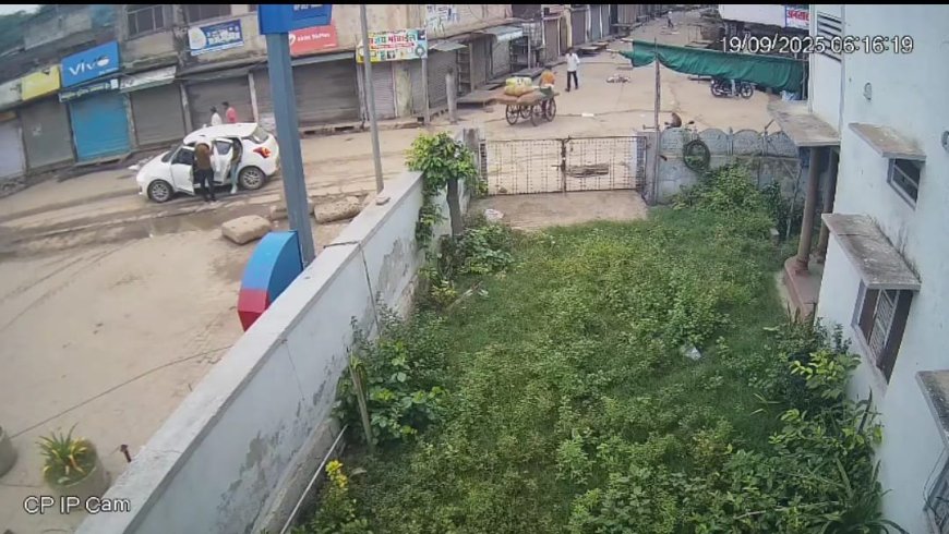 कार से उतरा  चोर बाइक लेकर भागा:घटना सीसी टीवी कैमरे में कैद