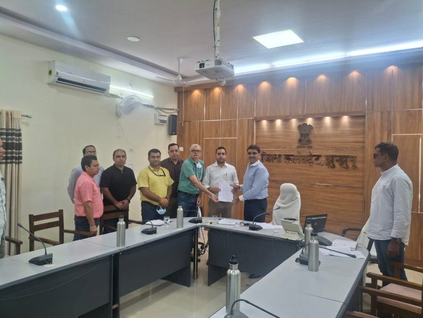 राजकीय बीडीके अस्पताल झुंझुनूं के सेवारत चिकित्सकों ने नियमित टीचिंग फैकल्टी में समायोजन करने हेतु सौपा पत्र