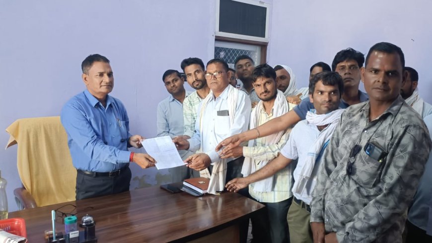 कठूमर में विद्युत कर्मचारियों ने अपनी मांगों को लेकर अधिशासी अभियंता को सोपा ज्ञापन