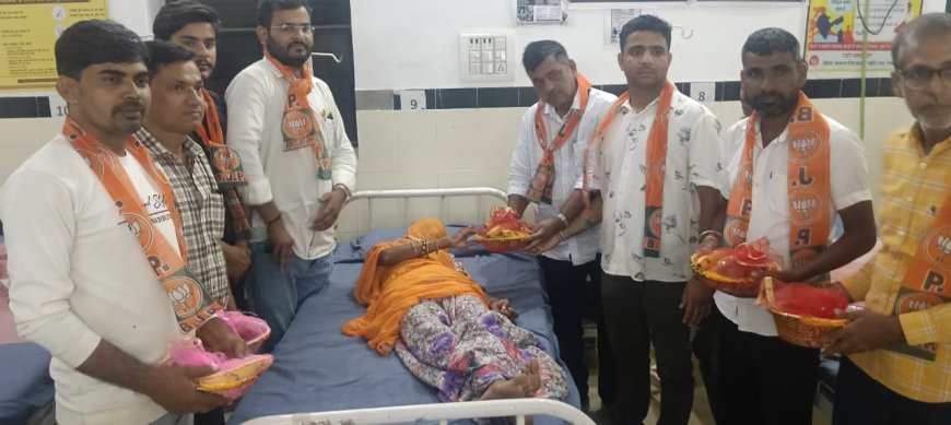 भाजपा कार्यकर्ताओं नेअस्पताल में मरीजों को फ्रूट वितरण की