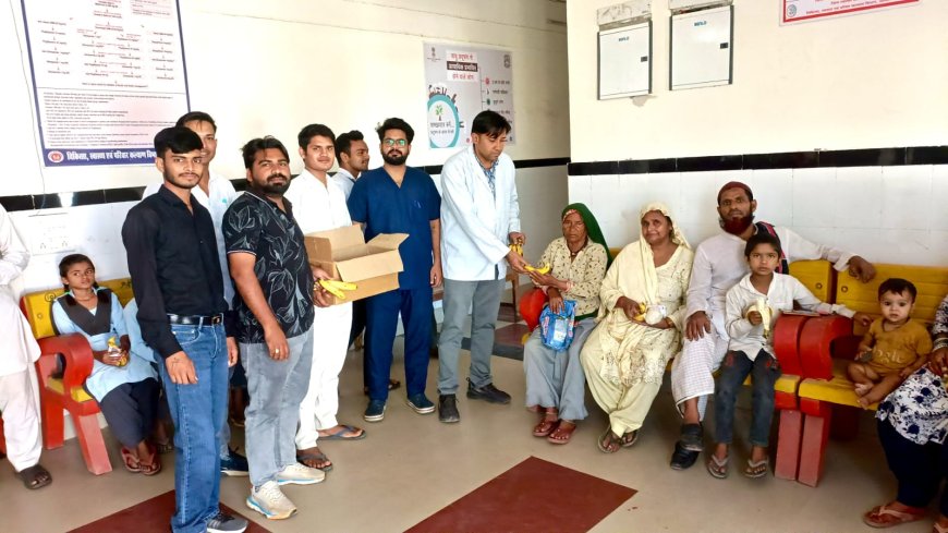 वर्ल्ड फार्मासिस्ट डे पर मरीजों को फल किए  वितरित