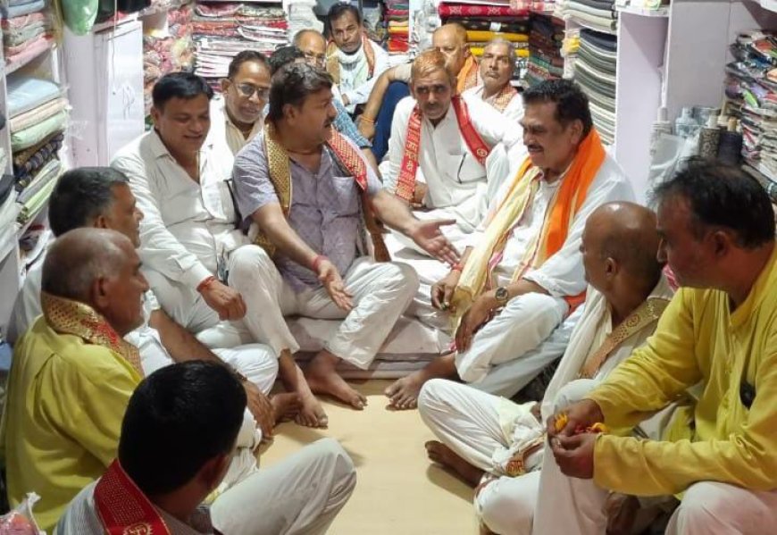 कठूमर बाजार में जीएसटी को लेकर व्यापारियों से मिले विधायक रमेश खींची