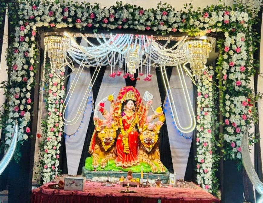 जय माता दी वाल्मीकि मित्र मण्डली ने सजाया माता का भव्य दरबार