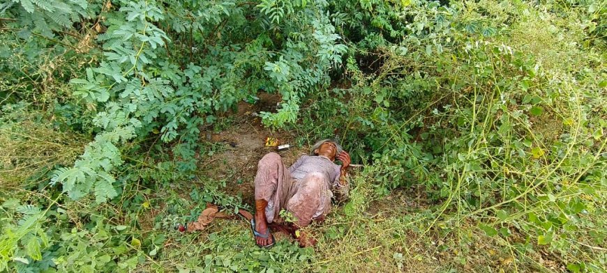 खेत में घायल पड़ी अवस्था में बुजुर्ग महिला को पुलिस की मदद से अस्पताल पहुंचाया