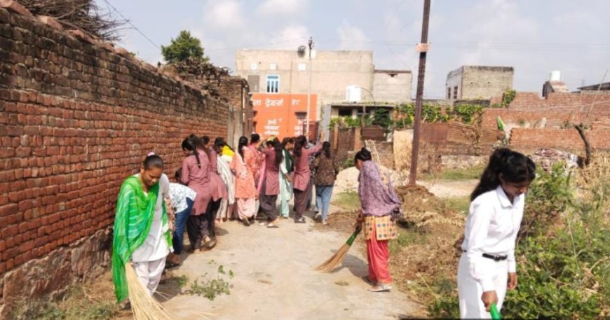 काॅलेज की बालिकाओं ने किया श्रमदान
