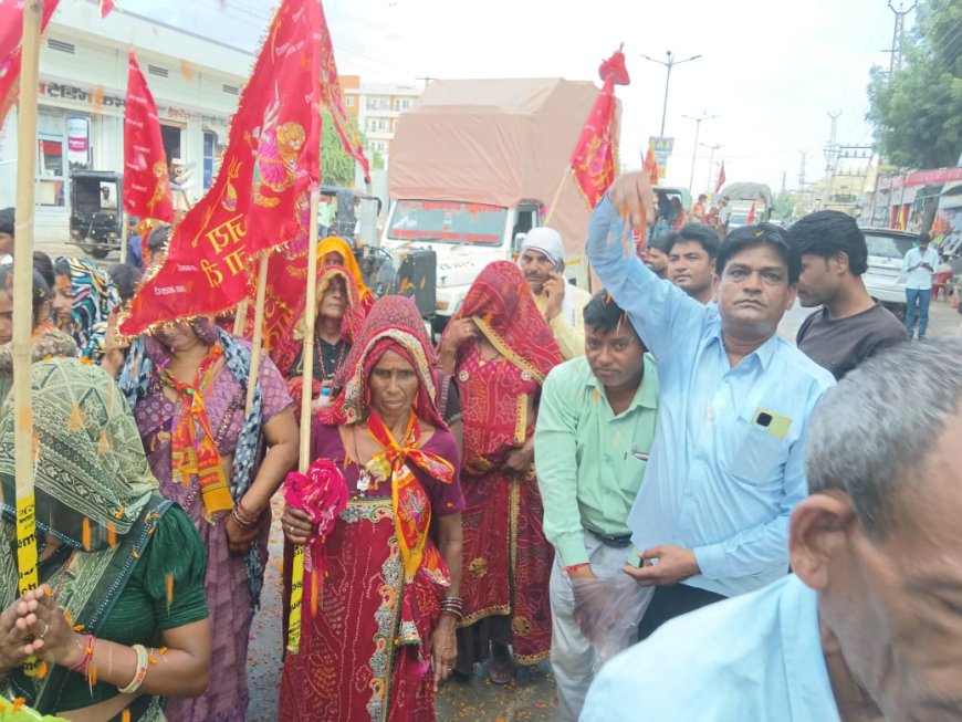 गुहाला सैडुवाली डेहरा जोहडी से निकली शाकंभरी माता की विशाल पदयात्रा:उदयपुरवाटी शाकंभरी गेट पर पुष्प वर्षा के साथ हुआ स्वागत