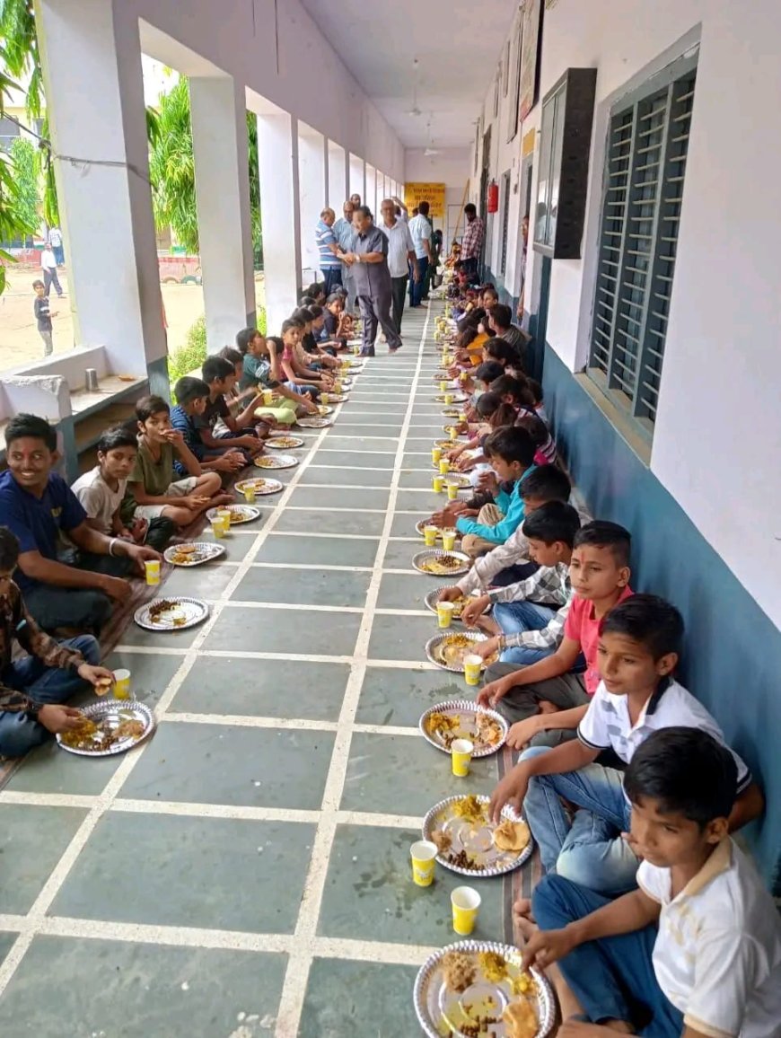 श्री राम मंदिर ट्रस्ट वं सेवा भारती की ओर से उच्चैन मे कन्या पूजन कर खिलाए पकवान