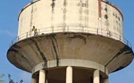 पानी की टंकी पर चढ़ा सिविल डिफेंस जवान: आरोप-एडीएम का PA रिश्वत लेकर ड्यूटी लगा रहा