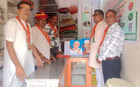 खादी भंडार परिसर में गांधी व शास्त्री जयंती मनाई