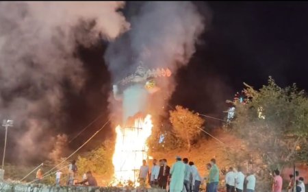 विजय दशमी पर्व के अवसर पर किया रावण के पुतले का दहन
