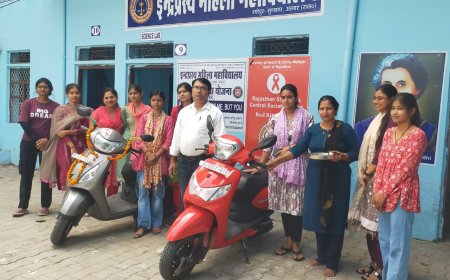 इन्द्रप्रस्थ महिला महाविद्यालय में प्रतिभावान छात्राओं को स्कूटी वितरित