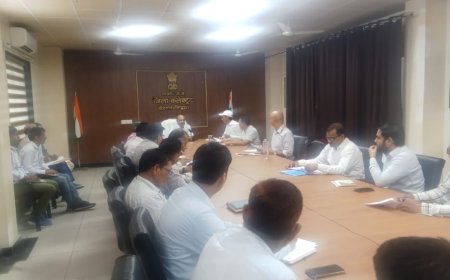 जिला कलेक्टर ने ली साप्ताहिक समीक्षा बैठक