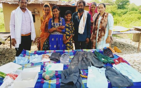 गरीब परिवार की बालिकाओं को किए वस्त्र भेंट:विद्यालय पोशाक पाकर खिल उठे बालिकाओं के चेहरे