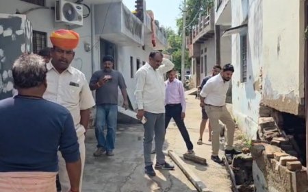 अलवर में बारिश से धंसा फर्श आठ फीट गड्ढा हुआ बुजुर्ग महिला के पैर में लगी चोट भय डर के कारण नहीं घुस रहे परिवार के लोग