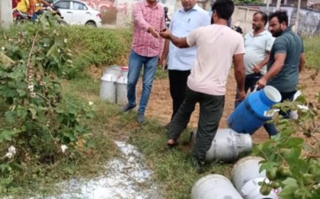 दो डेयरियों पर छापा, 430 लीटर मिलावटी दूध नष्ट, दीपावली से पहले मिलावटखोरों पर कार्रवाई