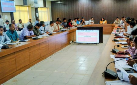 सम्भागीय आयुक्त ने की जिले के विकास कार्यों व योजनाओं की समीक्षा अधिकारी लीक से हटकर कार्य कर धरातल पर परिवर्तन लायें- संभागीय आयुक्त