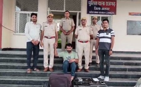 ब्लैकमेलिंग कर ठगी का आरोपी विभिन्न सामग्रियों के साथ गिरफ्तार