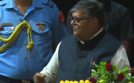 हवाई-जहाज से आता है,वो लोकतंत्र को नहीं समझता -राज्यपाल गुलाबचंद कटारिया