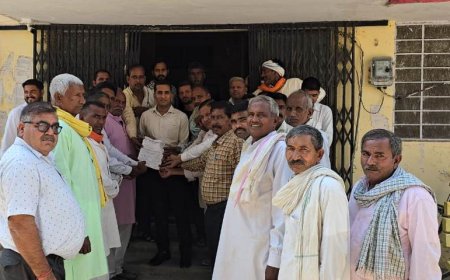 महात्मा ज्योतिबा फुले की मूर्ति स्थापित कराने की मांग को लेकर रामगढ़ एसडीएम को ज्ञापन सौंपा