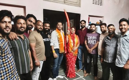 मंडल मंत्री पद पर मनोनीत किए जाने पर सेन युवा एकता मंच ने तलवार भेंट कर किया सम्मानित