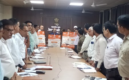 जिला कलेक्टर ने ली साप्ताहिक समीक्षा बैठक,  टोबैको फ्री यूथ कैंपियन 3.0 पोस्टर का जिला कलेक्टर ने किया विमोचन