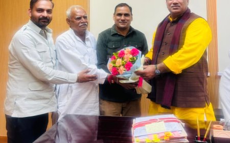 डेनमार्क डोरे से लौटने पर गृह राज्य मंत्री जवाहर सिंह बेढम की गुलदस्ता भेंट कर की आगवानी