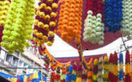 रंग बिरंगी झालरो से अटे बाजार