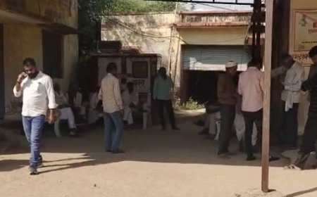 सड़क हादसे मे 55 वर्षीय व्यक्ति की मौत ,पत्नी गंभीर घायल :पोते के पहले जन्मदिन पर जा रहे थे दंपति