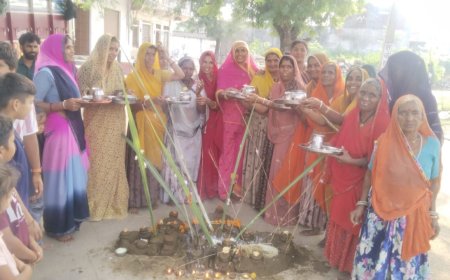 महिलाओं ने गोबर से बनाया गोवर्धन, की पारंपरिक पूजा