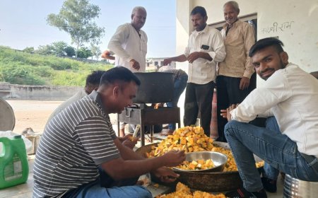 अन्नकूट महोत्सव को लेकर माली मोहल्ला स्थित राम मंदिर  में तैयारियां, महाआरती व बेल पुजन के बाद शाम की बटेगा प्रसाद